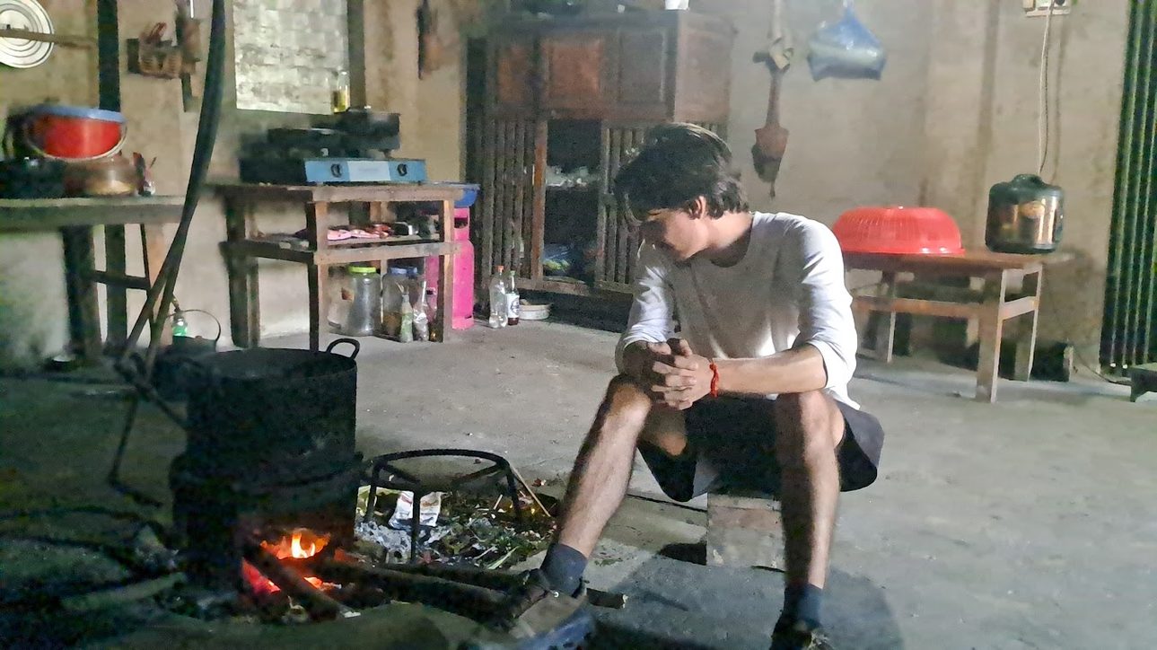 Du khách ngồi bên bếp lửa hồng nghe những câu chuyện tình và cuộc sống địa phương